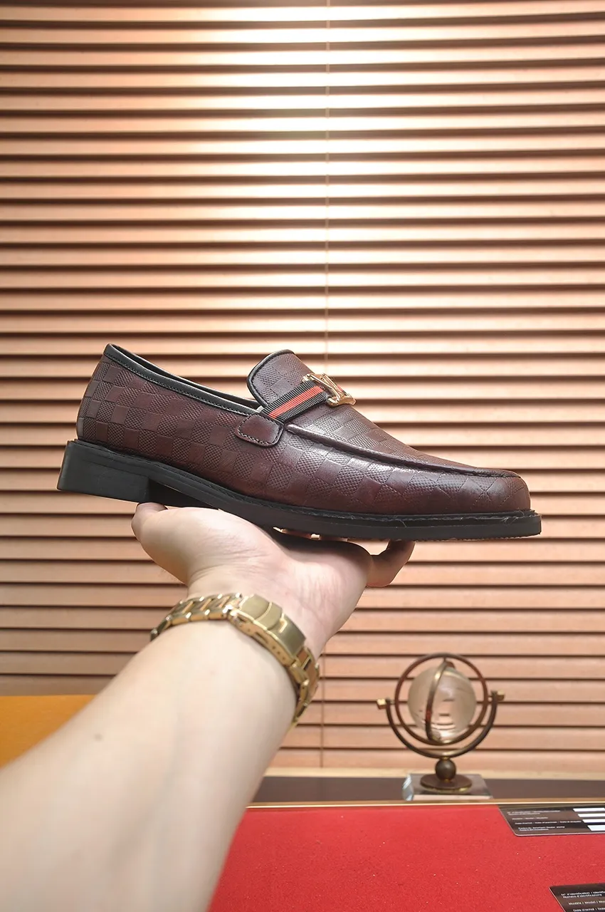 Men's men's shoes 💰460💶 [LV] (original single cowhide lining) 🍀LV's latest genuine leather business suit shoes are launched simultaneously on the official website. The first-layer cowhide imported from Italy is made of heavy gold, 💥1:1 rubber outsole from the official website. Versatile to wear, high-end without losing class, and the color combination is extraordinary. This four-season style is alluring when worn on your feet, showing off your big-name flair. Standard code 38-45 (45 customized)